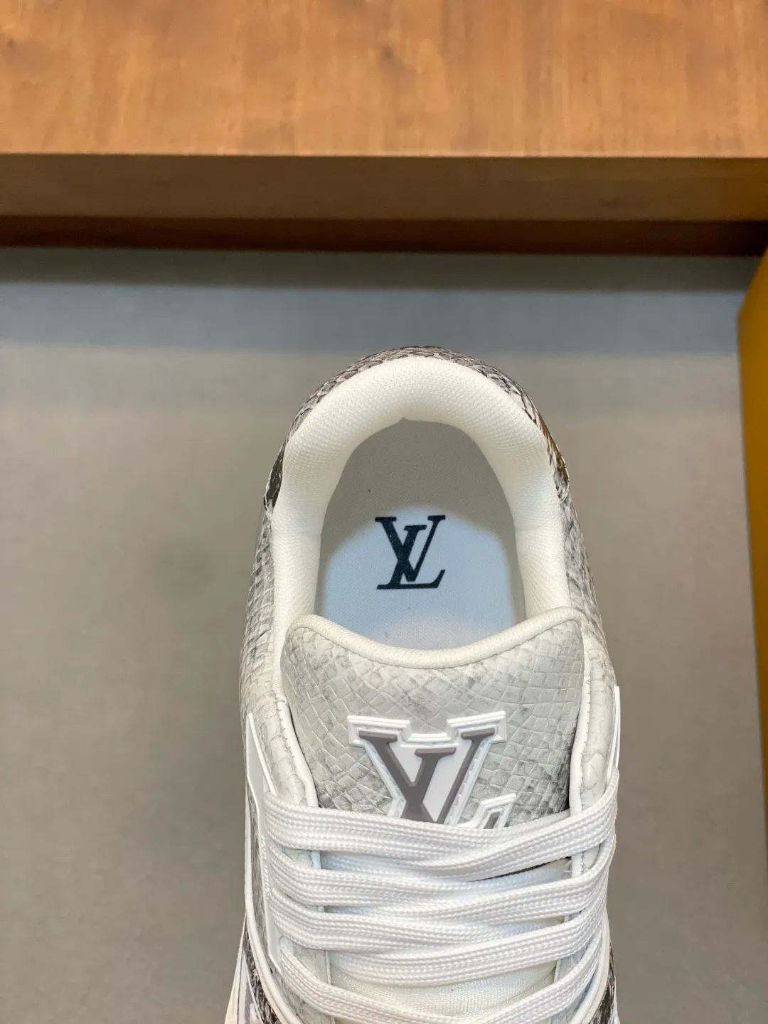 Men's Men's Shoes 💰860 LV TRAINER python pattern sneakers for men are shipped to the LV Vuitton World official website as an early version. They are made of gorgeous snakeskin pattern and smooth cow leather, showing the creative inspiration drawn by men's artistic director Virgil Abloh from retro basketball shoes. The handwritten Louis Vuitton logo is embossed to accentuate the complex structure of the upper. It is made of python textured leather and smooth calf leather. It is decorated with the handwritten Louis Vuitton logo and Vuitton logo on the side. The tongue is decorated with LV letters and the rear is decorated with the #54 logo. The classic rubber outsole is decorated with Monogram flowers. Needless to say, the comfort of Lujia's shoes is very masculine! Completely packaged! Size: 39-40-41-42-43-44 standard leather shoe size (38/45/46 can be customized and does not support returns)